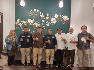Foto Ketua PWI Riau Zulmansyah Sekedang dan jajaran pengurus bersama Humas SKK Migas.
