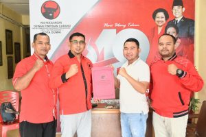 Foto Fuad Santoso menyerahkan berkas pendaftaran sebagai Bacaleg DPRD Riau kepada Pengurus DPC PDI Perjuangan Kota Dumai.