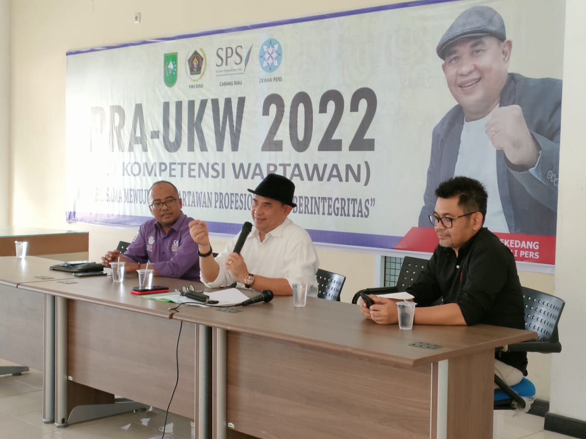 Foto Ketua PWI Provinsi Riau Zulmansyah Sekedang saat memberikan kata sambutan pada pembukaan peserta Pra-UKW 2022.