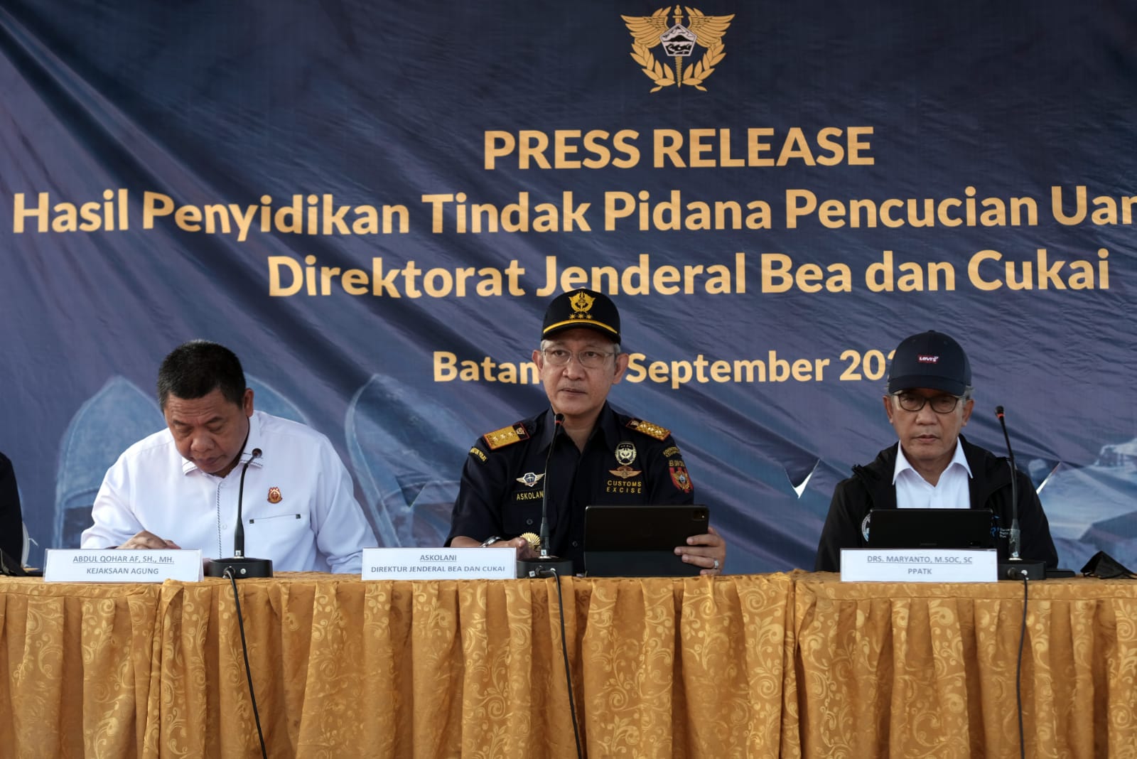 Foto Press Release yang dilaksanakan oleh Dirjen Bea dan Cukai, Kejagung dan PPATK di Batam.