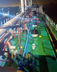 Foto Bea Cukai Batam sedang memeriksa Kapal tanker bermuatan minyak solar ilegal.