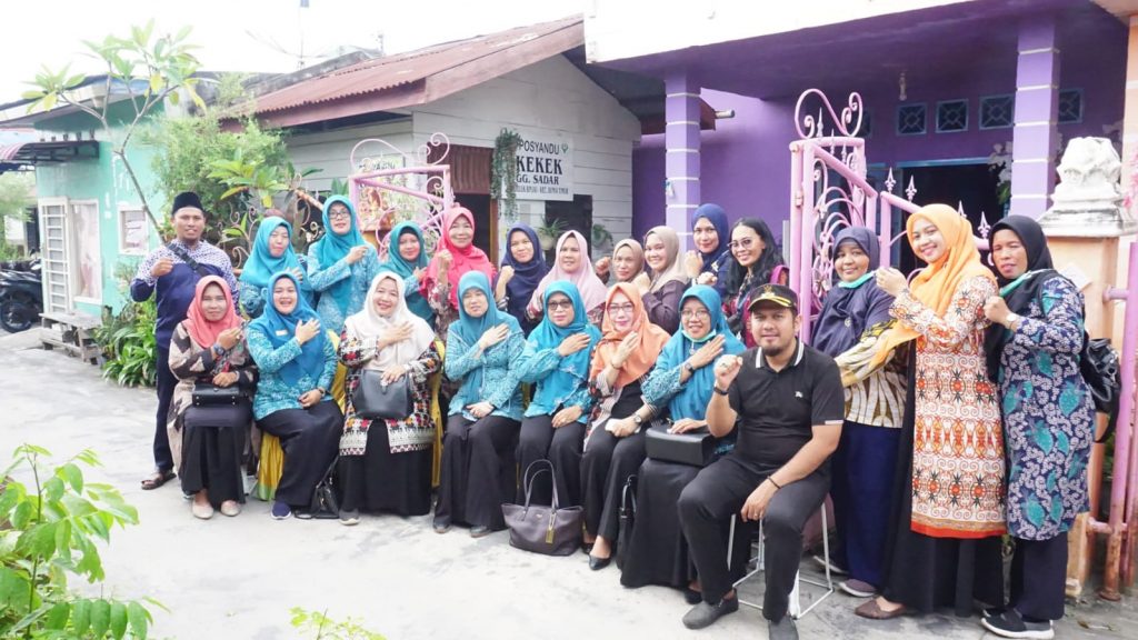 Foto bersama Ketua TP PKK Kota Dumai Hj. Leni Ramaini dengan Kader Posyandu di Kelurahan Teluk Binjai serta Lurah dan Ketua RT 010.