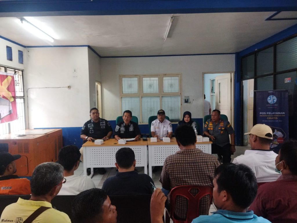 Foto bersama para pejabat yang menghadiri kegiatan Penilaian Pelayanan Angkutan Penumpang tahun 2022.
