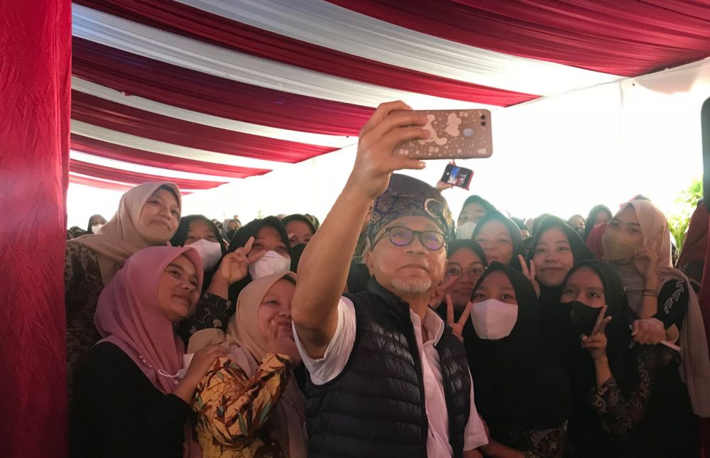 Foto Menteri Perdagangan Zulkifli Hasan bersama mahasiswa Universitas Muhammadiyah Riau (UMRI).