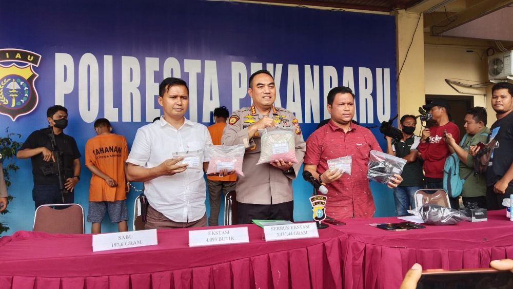 Foto konferensi pers yang diadakan Polresta Pekanbaru.