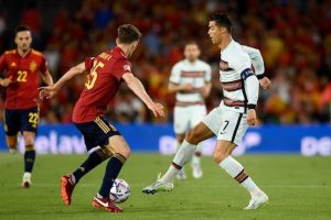 Foto aksi Cristiano Ronaldo (kanan) saat melawan Spanyol pada beberapa bulan yang lalu. (Dok: AP Photo)