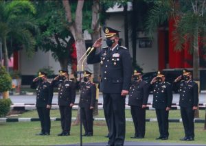 Foto Irwasda Polda Kepri Kombes Pol.M. Rudy Syarifudin, S.I.K., S.H pimpin upacara dalam peringatan Hari Kesaktian Pancasila.