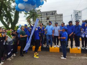 Foto Ketua DPW PAN Provinsi Riau Drs. H Alfedri, M.Si di dampingi Pengurus, H. Zainal Abidin dan Ketua DPD PAN Kota Dumai H. Hasrizal melepas secara resmi Jalan Sehat Bersama PAN.