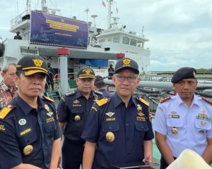 Foto Askolani Direktur Jenderal Bea dan Cukai bersama pengurus Bea Cukai Batam.