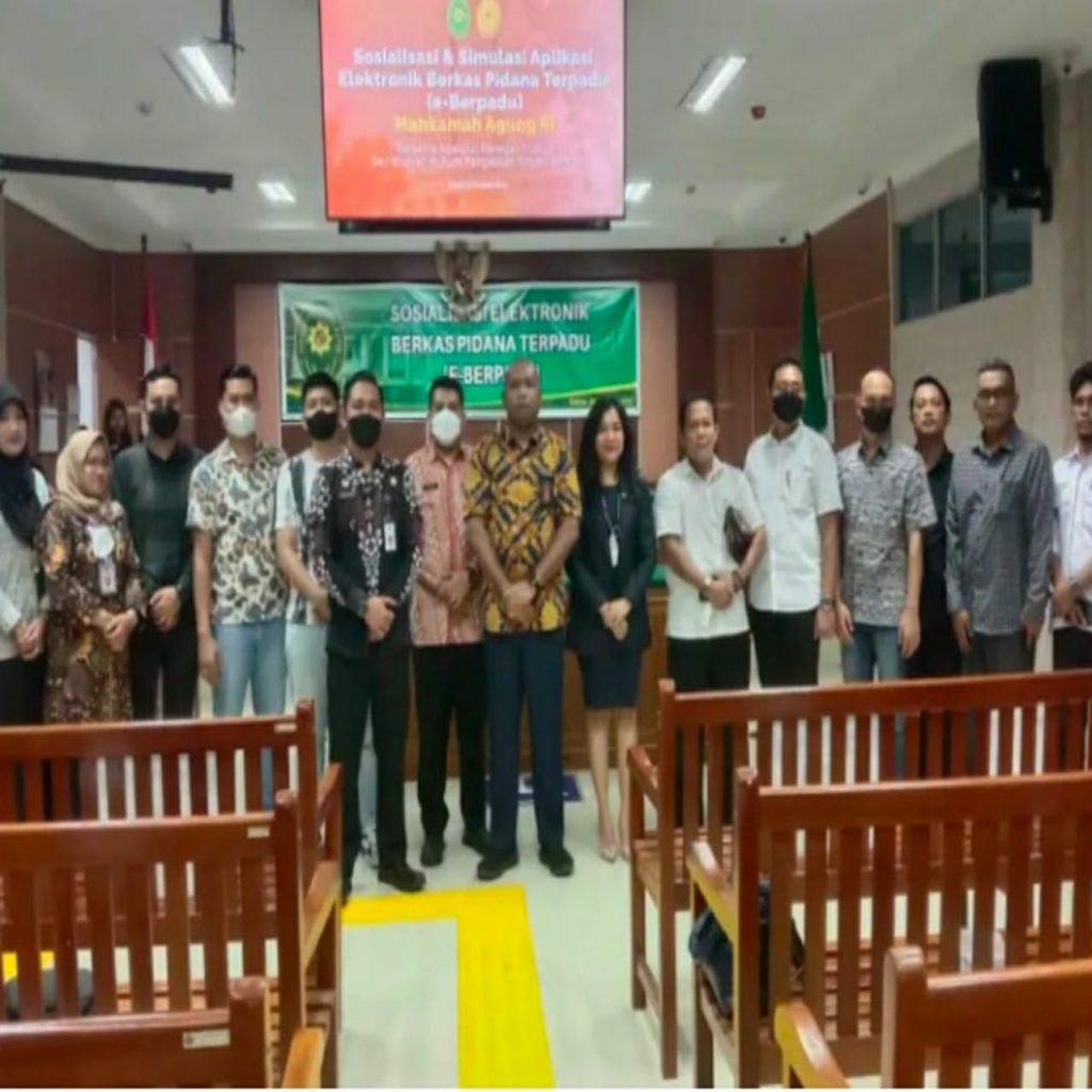 Foto Majelis Hakim Pengadilan Negeri Batam bersama peserta sosialisasi aplikasi E-Berpadu.