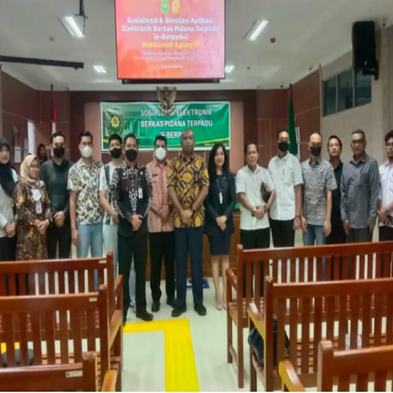 Foto Majelis Hakim Pengadilan Negeri Batam bersama peserta sosialisasi aplikasi E-Berpadu.