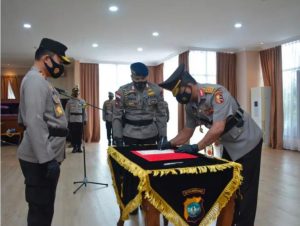 Foto penandatanganan serah terima jabatan Wakapolda Kepri.