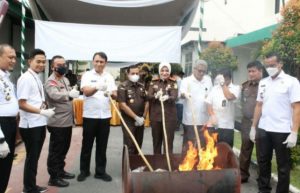 Foto Kepala Kejaksaan Negeri Batam saat melakukan pemusnahan narkotika.