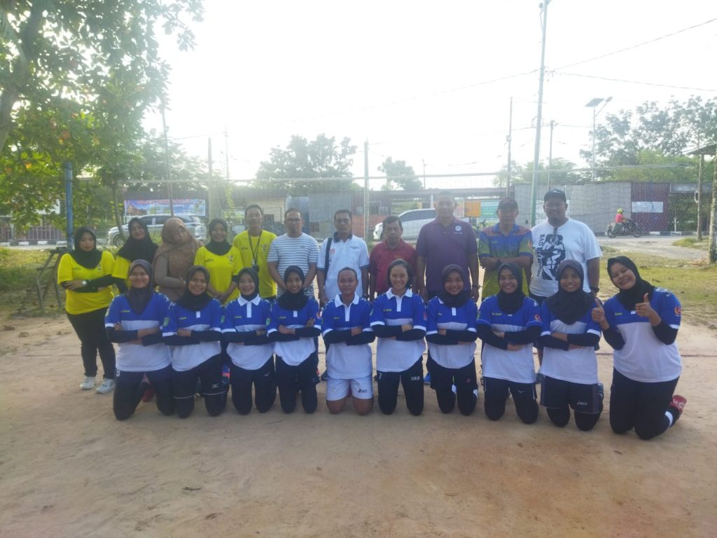 Foto bersama Pengurus KONI Dumai, Pengurus PBVSI Dumai, Manager serta para atlet Bola Voli putri Dumai.