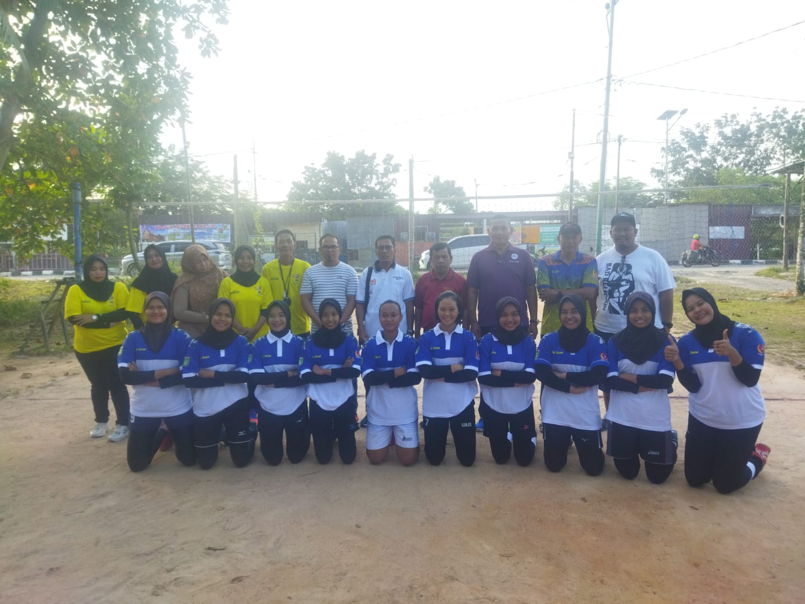 Foto bersama Pengurus KONI Dumai, Pengurus PBVSI Dumai, Manager serta para atlet Bola Voli putri Dumai.