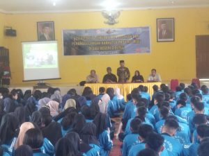 Foto Wakil Kepala Sekolah Bidang Kesiswaan Sahat Damanik menyampaikan kata sambutan.