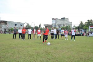 Foto Bupati Batu Bara Ir. H. Zahir, M.AP., secara simbolis membuka Turnamen Sepak Bola U-17 dan U-23 Piala Bupati dengan menendang bola.