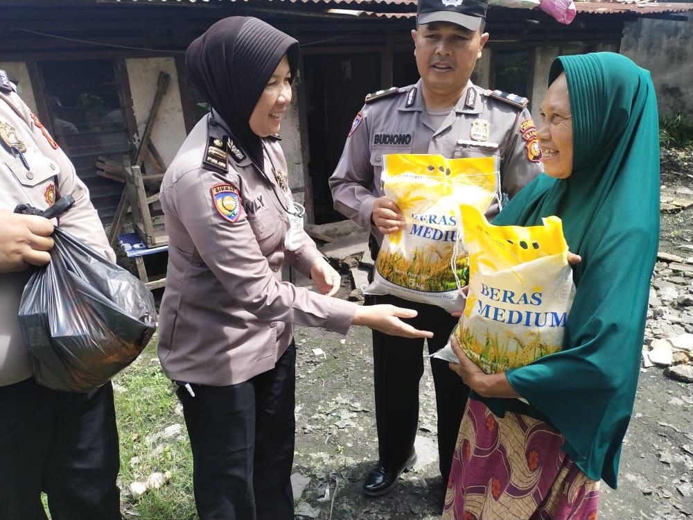 Foto Anggota Polres Dumai Memberikan Bantuan Kepada Masyarakat yang Kurang Mampu.