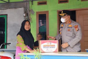 Foto Kapolres Dumai AKBP Nurhadi Ismanto, S.H., S.I.K memberikan langsung bantuan kepada warga korban banjir.