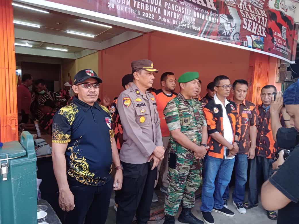 Foto Ketua MPC Pemuda Pancasila Kota Dumai Abdul Kadir, S.H didampingi Sekretaris, Ketua MPO dan Ketua PAC bersama Pejabat undangan.