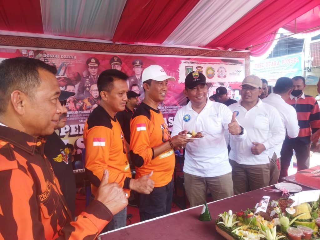 Foto Dandim 0320/Dumai Letkol Arh Hermansyah Tarigan, S.E memberikan nasi tumpeng kepada Ketua MPC Pemuda Pancasila Kota Dumai Abdul Kadir, S.H.