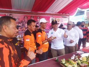 Foto Dandim 0320/Dumai Letkol Arh Hermansyah Tarigan, S.E memberikan nasi tumpeng kepada Ketua MPC Pemuda Pancasila Kota Dumai Abdul Kadir, S.H.