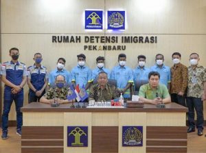 Foto pejabat Rumah Detensi Imigrasi (Rudenim) Pekanbaru saat konferensi Pers.