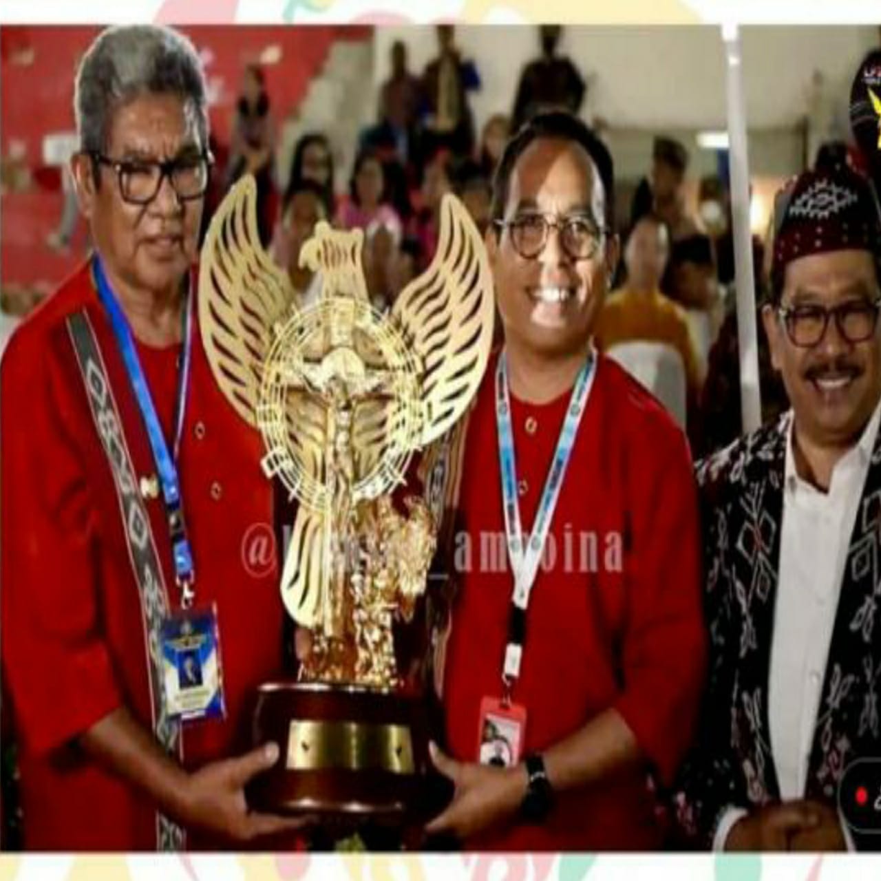 Foto Ketua Keuskupan Provinsi Maluku menerima piala atas raihan Pesparani Provinsi Maluku menjadi juara umum.