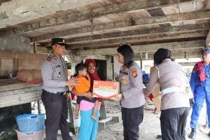 Foto Waka Polres Kompol Josina Lambiombir, S.H. S.I.K memberikan bantuan kepada masyarakat pada Jumat berbagi.