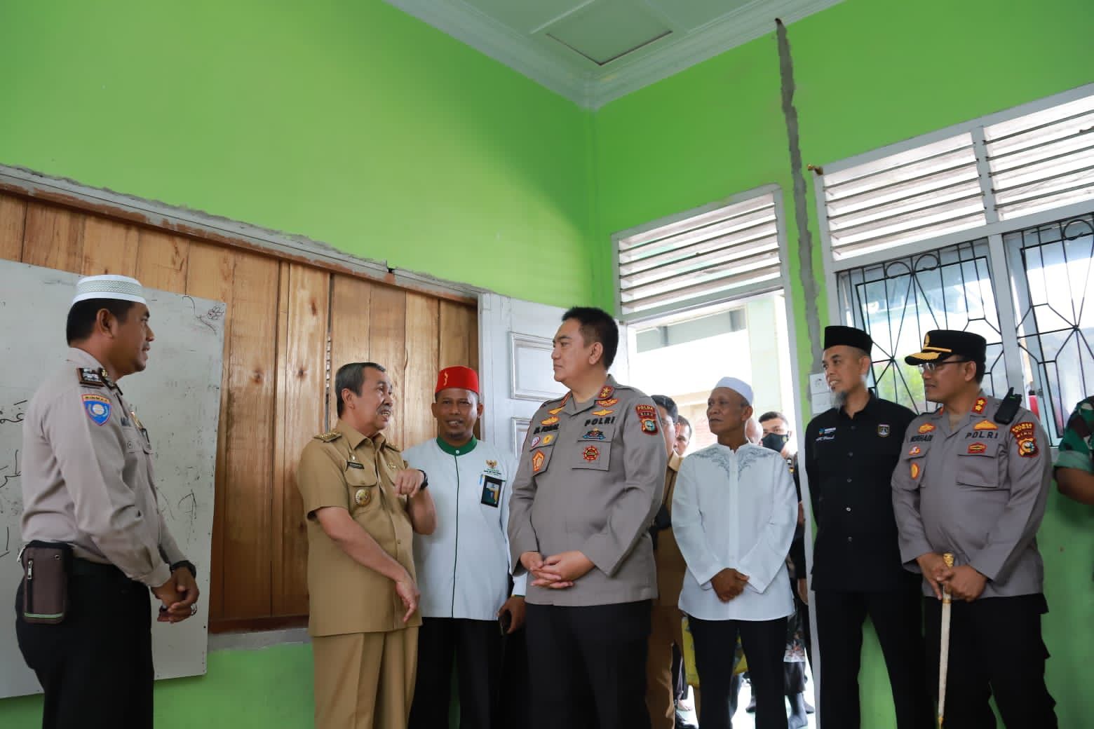 Foto Aiptu Mustakim saat didatangi Kapolda Riau dan Gubernur Riau beserta rombongan saat sedang mengajar di TPQ.