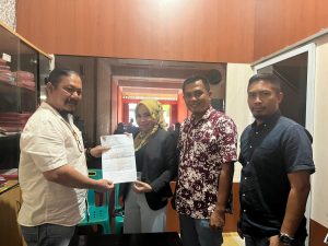 Foto Ketua DPK SPPP Dumai Untung Daeng menyerahkan SK kepada Pengusaha hiburan malam didampingi Sekretaris DPK SPPP Hermanto dan Ketua Devisi SPPP Pariwisata Rahmad Wijaya.