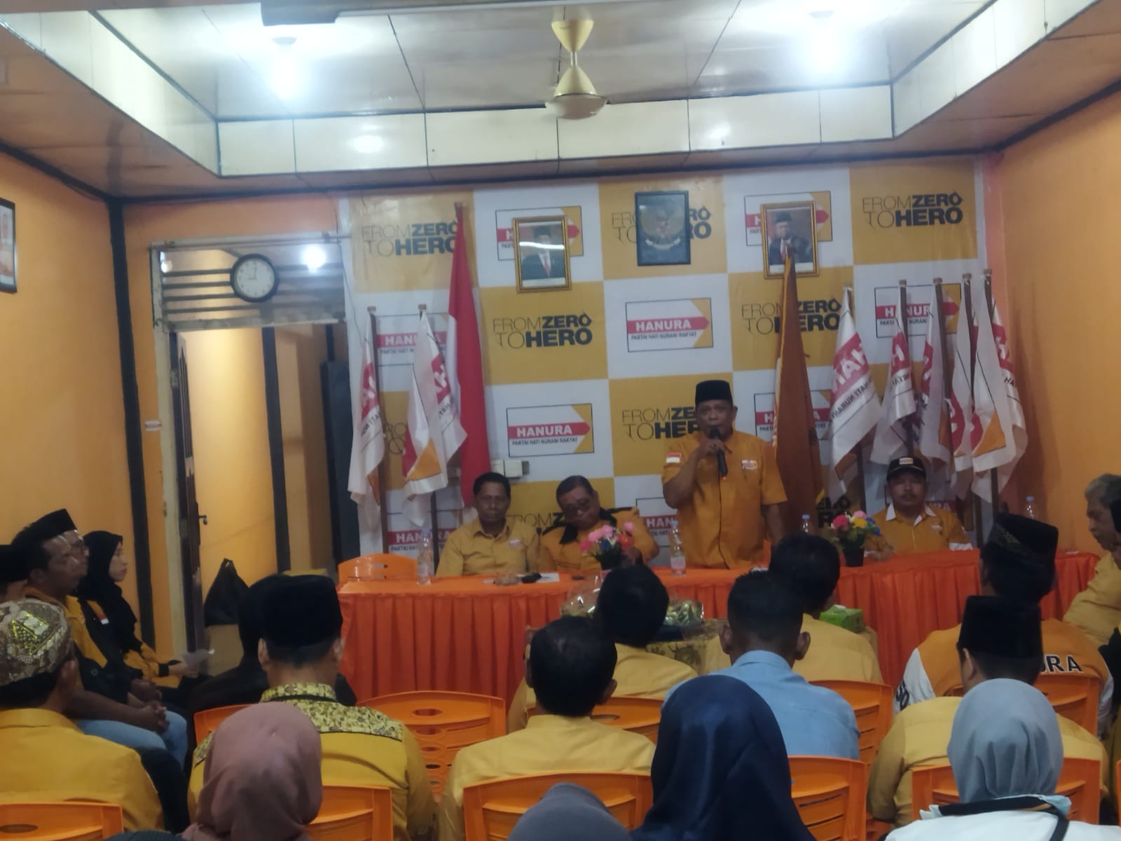 Foto Ketua DPC Partai Hanura Kota Dumai Takbir, S.Sos menyampaikan kata sambutan pada acara HUT Partai Hanura Dumai