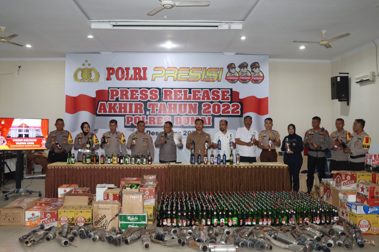 Foto Kapolres Dumai bersama jajaran menyampaikan press release Tahun 2022.