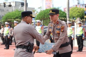 Foto Kapolres Dumai AKBP Nurhadi Ismanto, S.H., S.IK memberikan piagam penghargaan kepada Kapolsek Dumai Kota IPDA Gery Barloy Pangestu, S.Tr.K.