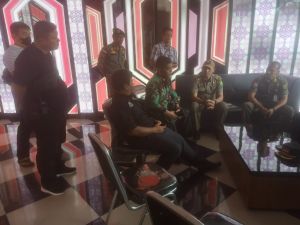 Foto Satpol PP Riau bersama DPM-PTSP Riau mengecek langsung izin PUB dan KTV Joker Poker.