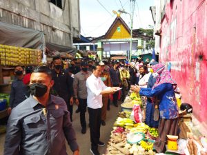 Foto Presiden Jokowi memberikan bantuan kepada pedagang di Pasar Bunda Sri Mersing.