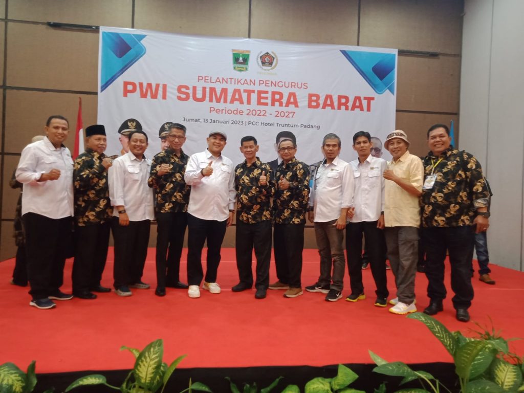 Foto : Pengurus PWI Sumatera Barat bersama Pengurus PWI Riau.