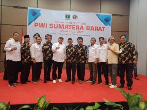 Foto : Pengurus PWI Sumatera Barat bersama Pengurus PWI Riau.