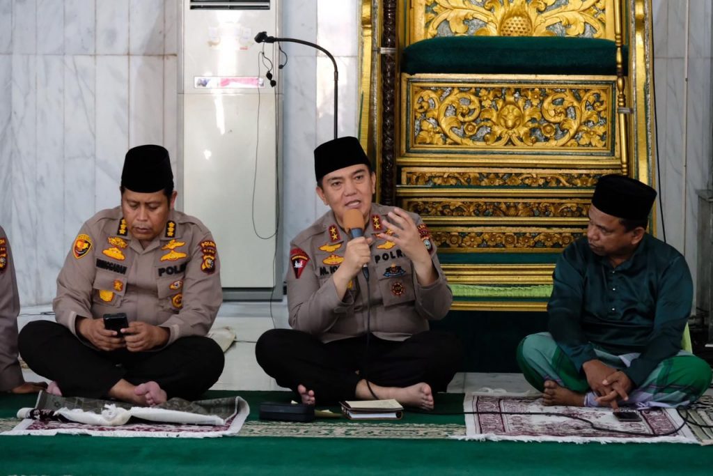 Foto Kapolda Riau menjawab keluhan dari masyarakat setelah selesai Sholat Jum’at Bersama.