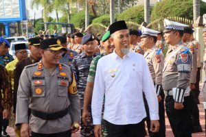 Foto Kapolres Dumai AKBP Nurhadi Ismanto, S.H, S.I.K bersama Walikota Dumai pada Apel Gelar Pasukan Operasi Keselamatan Lancang Kuning 2023 Polres Dumai.