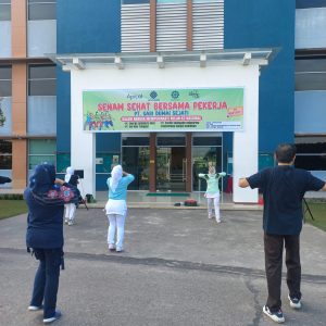 Foto pelaksanaan senam sehat bersama pekerja dan mitra yang diadakan oleh Apical Dumai.