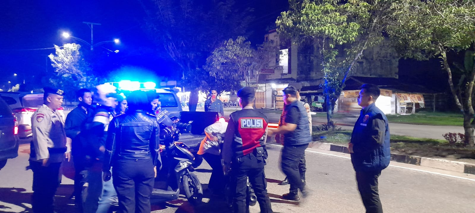 Foto Kegiatan Rutin Yang Ditingkatkan (KRYD) oleh Polres Dumai pada malam hari kepada remaja yang balap liar.