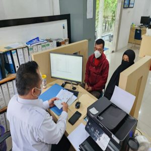 Foto seorang perempuan warga Negara Malaysia diperiksa di Kantor Imigrasi Kelas I TPI Dumai.