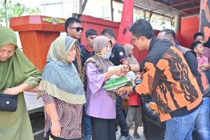 Foto Ketua MPC Pemuda Pancasila Kota Dumai Abdul Kadir, S.H memberikan bantuan secara simbolis kepada utusan warga.