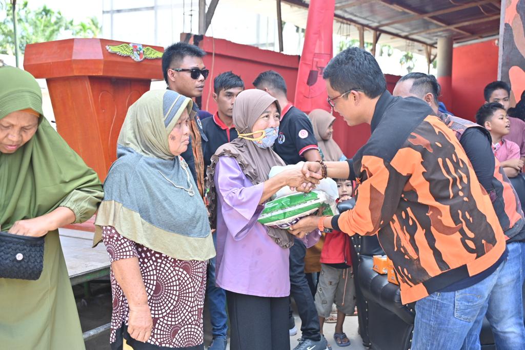 Foto Ketua MPC Pemuda Pancasila Kota Dumai Abdul Kadir, S.H memberikan bantuan secara simbolis kepada utusan warga.