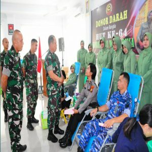 Foto Kasrem menyaksikan langsung kegiatan bakti sosial donor darah menyambut HUT ke-14 Korem 031/WB.