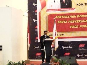 Foto Ketua KONI Dumai H. Khairuddin saat menyampaikan laporan kegiatan Porprov ke-X Tahun 2022 di Kabupaten Kuantan Singingi.