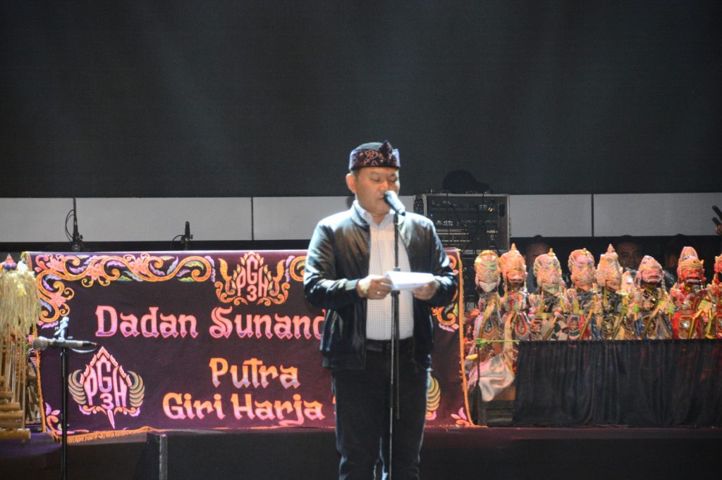 Foto Kasad Jenderal TNI Dr. Dudung Abdurachman pada pagelaran wayang golek yang digelar Kodam III/Siliwangi.