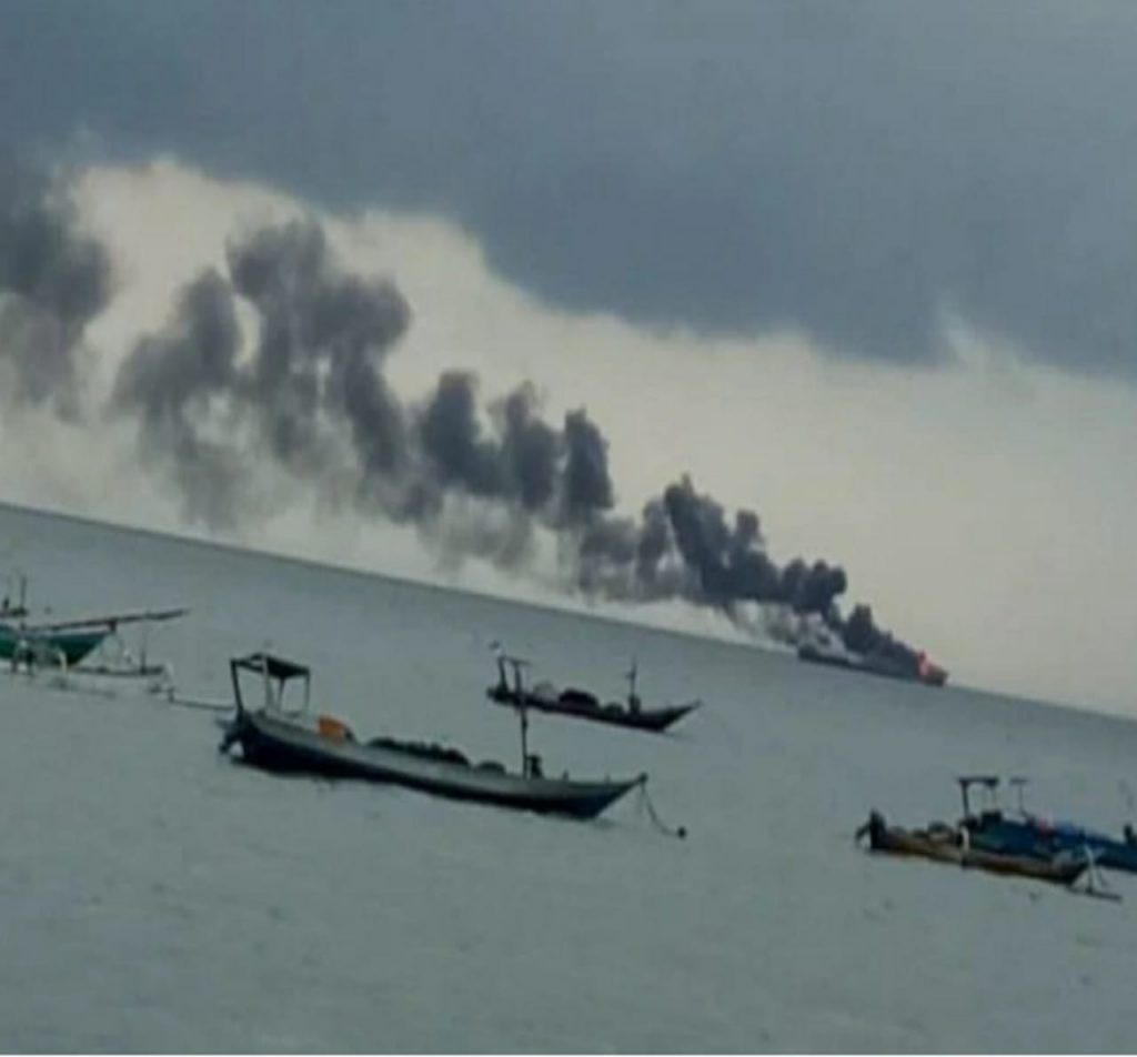 Foto Kapal pengangkut BBM Pertamina yang terbakar di perairan laut Kota Mataram, NTB. (Dok: Basarnas)
