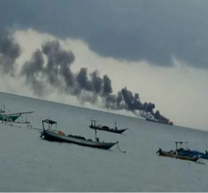 Foto Kapal pengangkut BBM Pertamina yang terbakar di perairan laut Kota Mataram, NTB. (Dok: Basarnas)